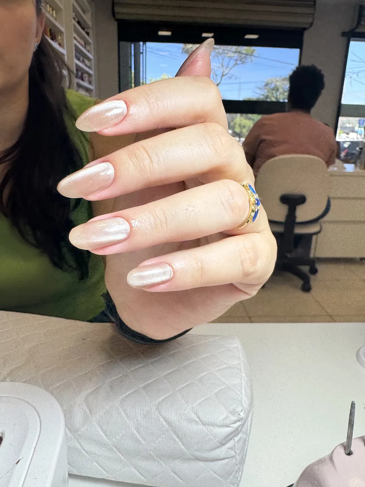 Unhas alongadas com efeito perolado