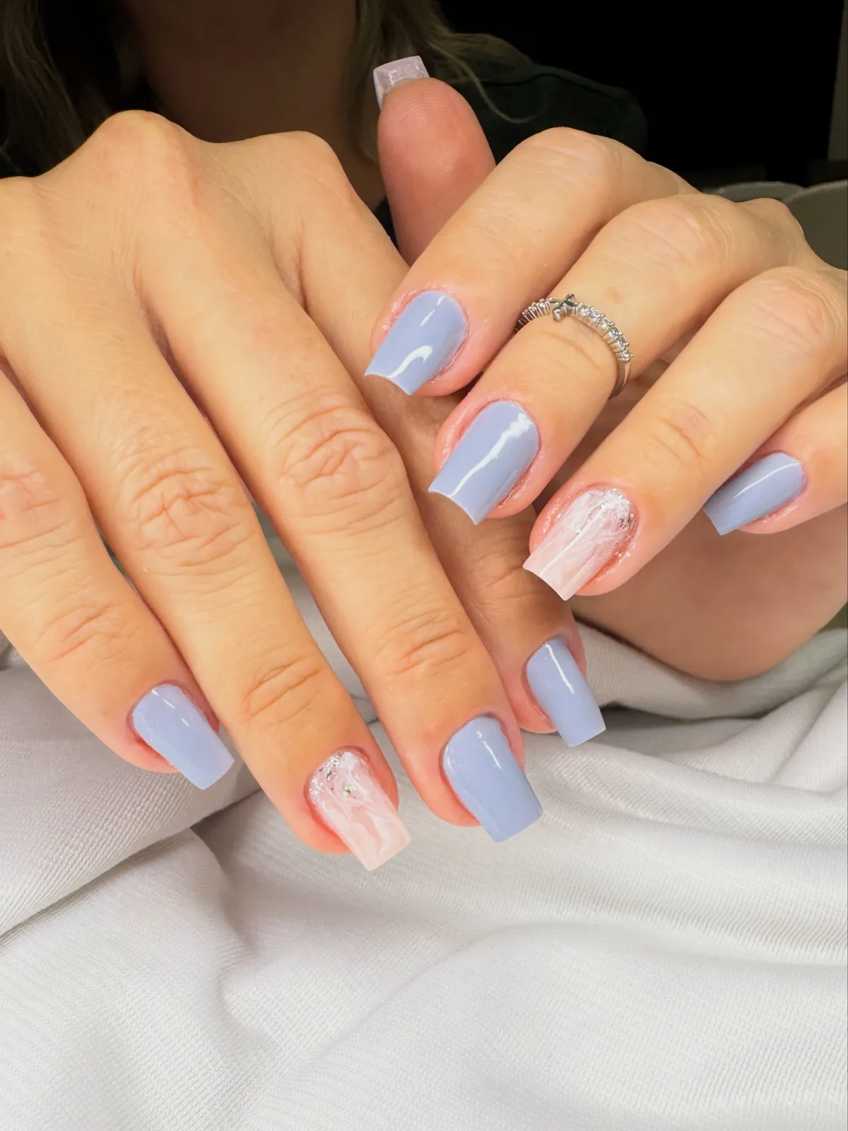 Unhas alongadas decoradas em azul-acinzentado