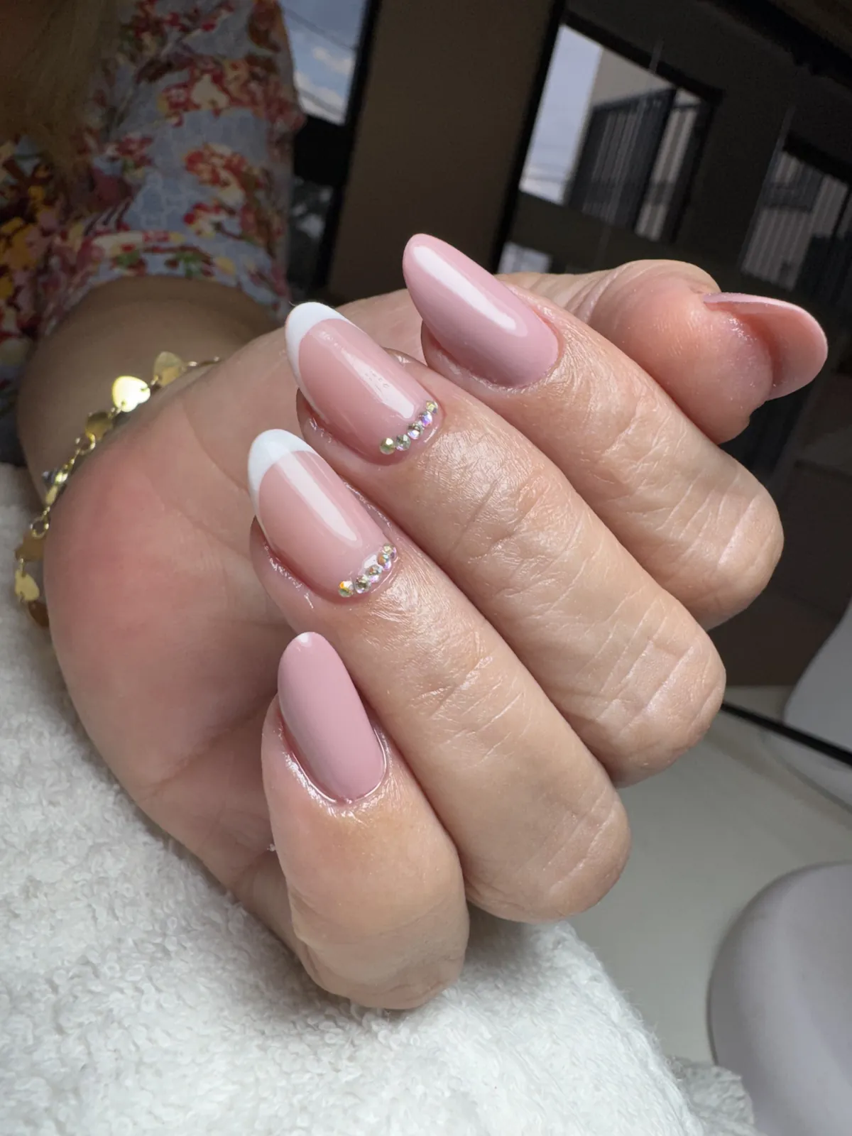 Unhas com francesinha e cristais