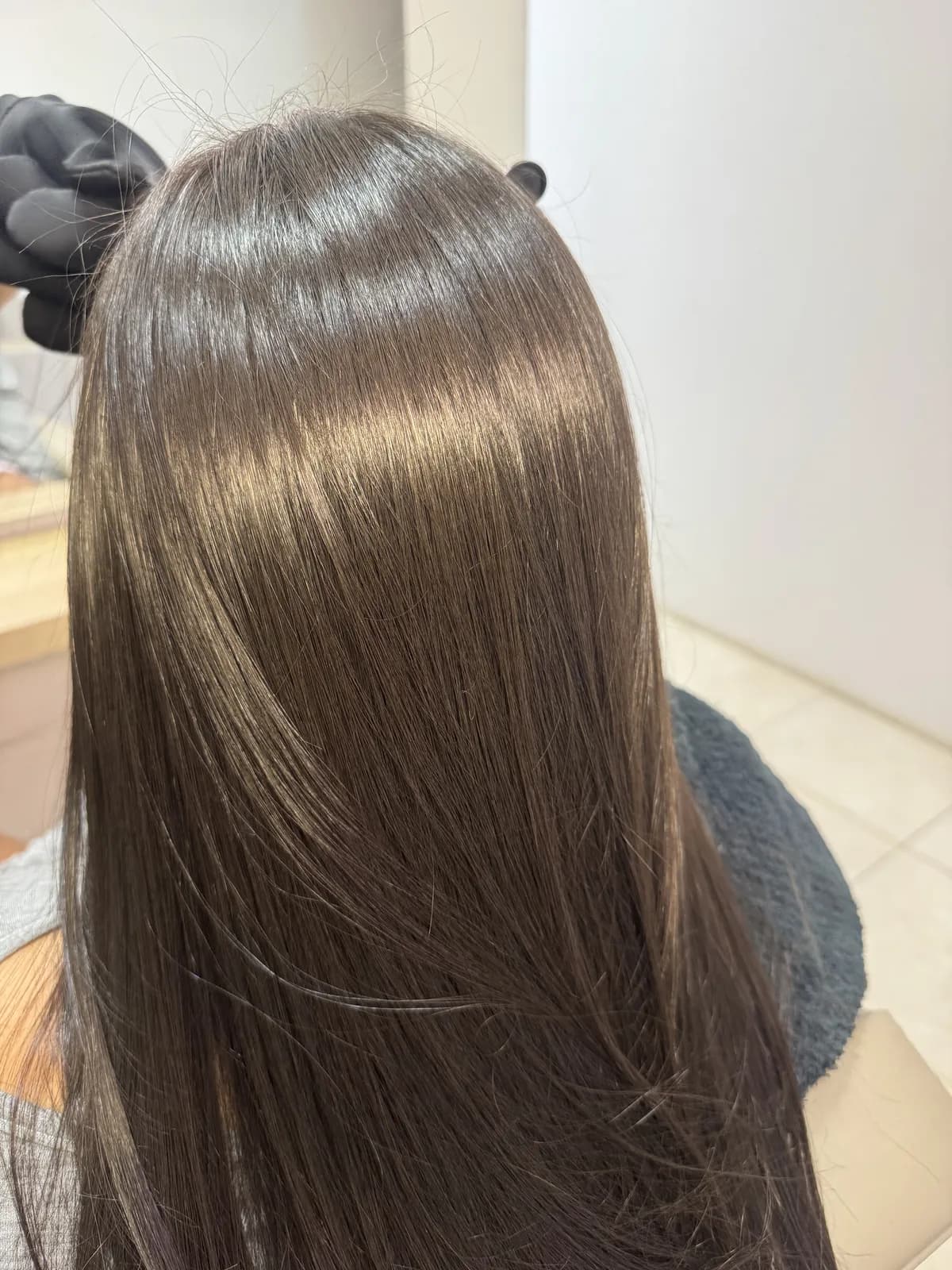 Cabelo liso com brilho após alinhamento capilar