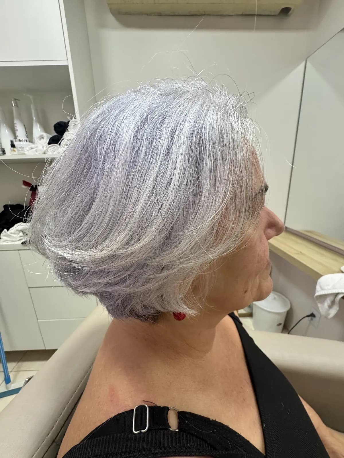 Corte curto e escova em cabelo grisalho