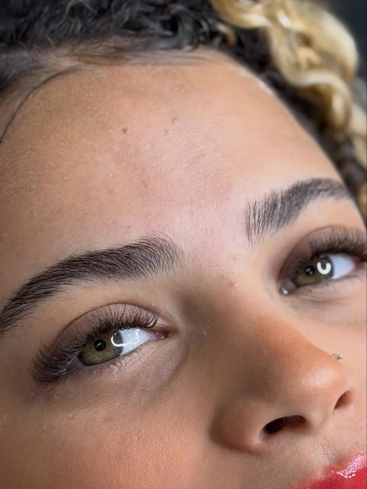 Olhar com extensão de cílios natural
