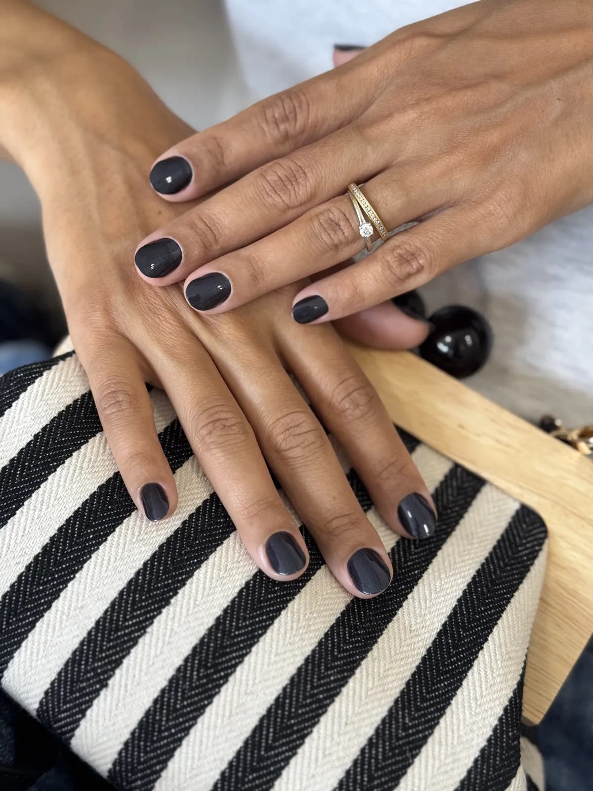 Mãos com esmaltação em tom grafite