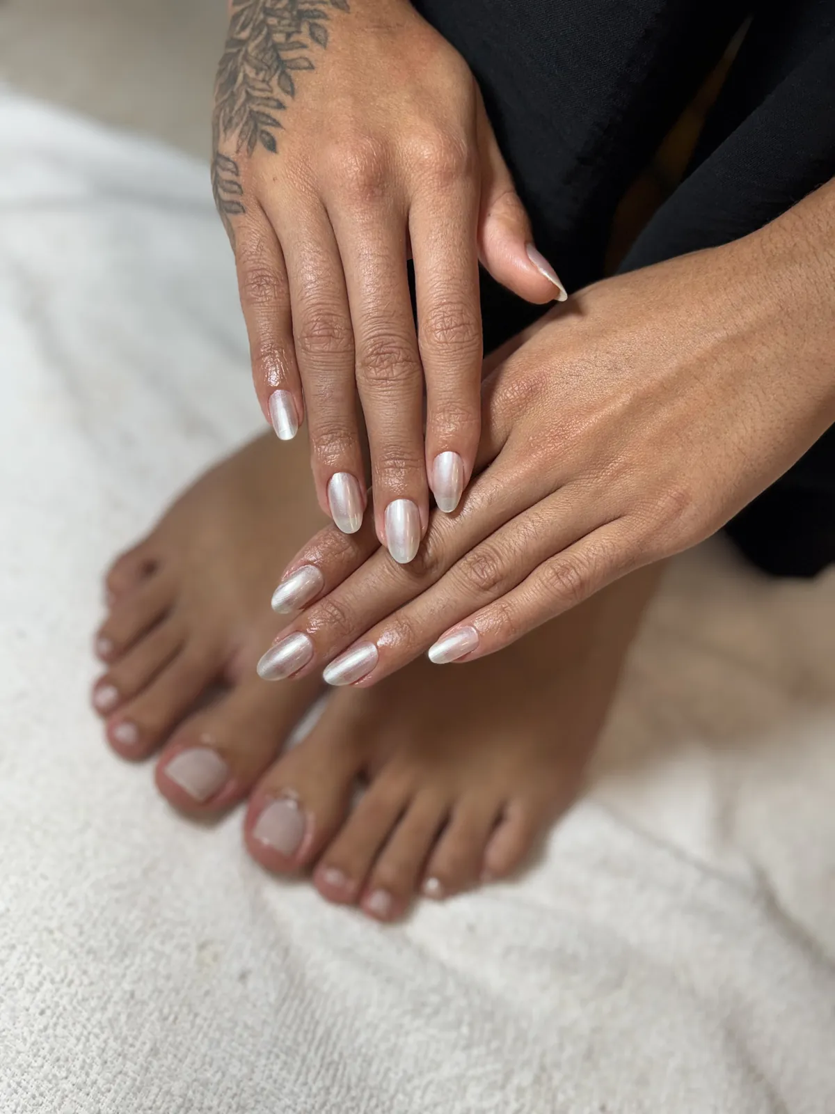 Mãos com esmaltação perolada